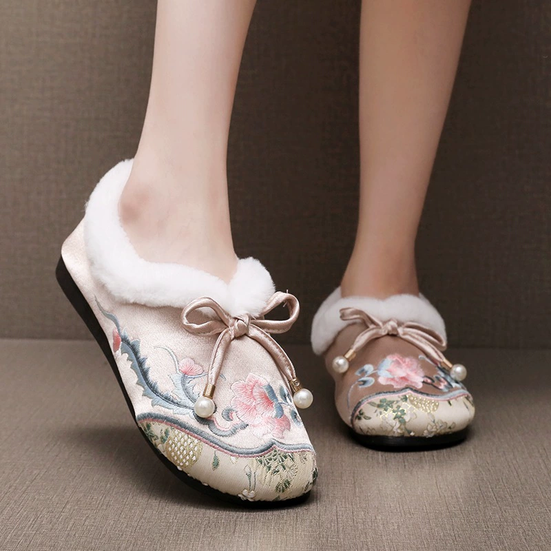 Старые пекинские тканевые туфли для женщин зимой, новые бархатные утолщенные и теплые новые хлопковые туфли в китайском стиле, нескользящая мягкая подошва, старинные туфли с вышивкой.