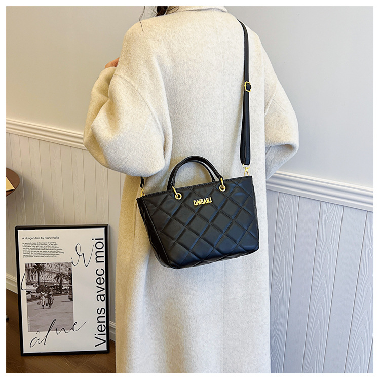 2023 Winter New Lingge Large Capacity Bag Women's Fashion Versatile One Shoulder Commuter Crossbody Tote Bag_voghion.com