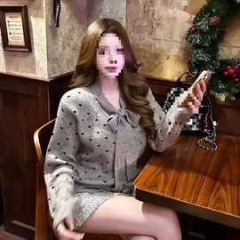 秋冬季新款千金风上衣设计感蝴蝶结领灰色波点针织开衫女