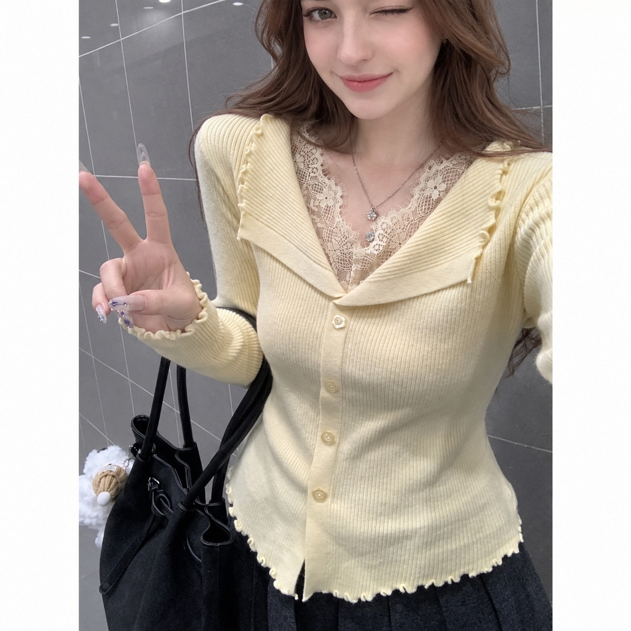 法式蕾丝拼接V领木耳边针织打底衫女上衣秋冬季洋气修身内搭毛衣