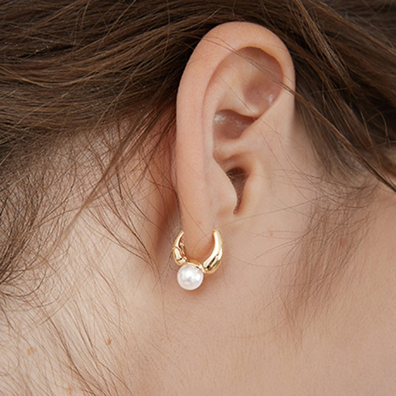 Fashion Natural Pearl Earrings Women's Copper Hoop Earrings display picture 3