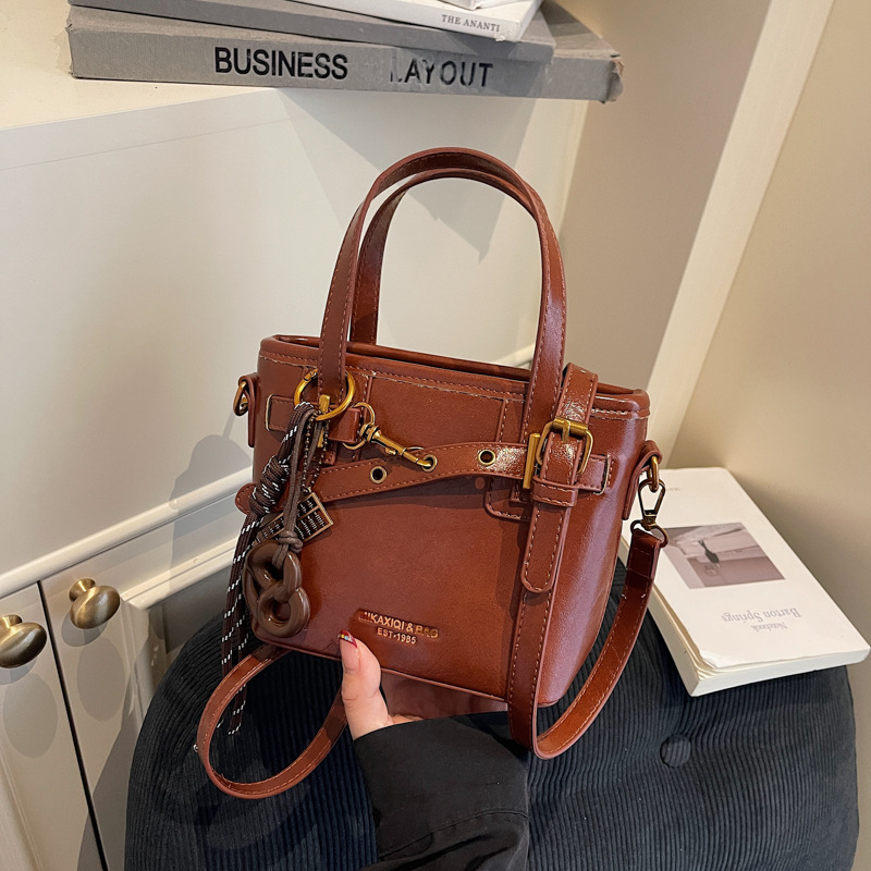 Coreano de alta calidad elegante bolso de cubo portátil para mujeres 2025 nuevo retro versátil viaje mochila de hombro