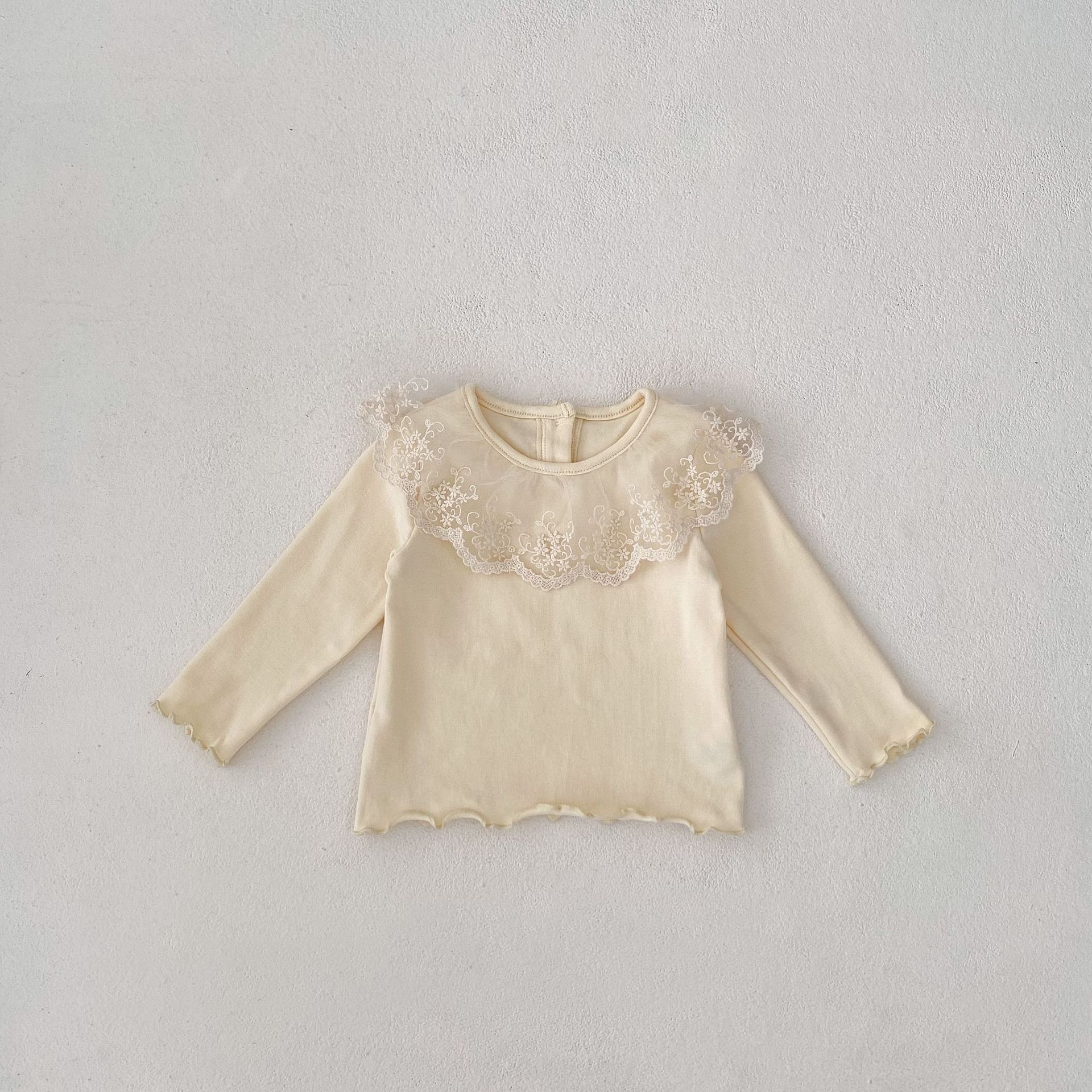 Jesenski set od tri dijela za djevojčice 2024. s čipkastom majicom s ovratnikom, mrežastim hlačama i jednobojnim žakard kaputom, Taken_voghion.com