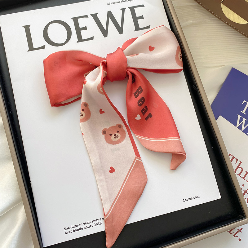 Милый медведь голова красного цвета