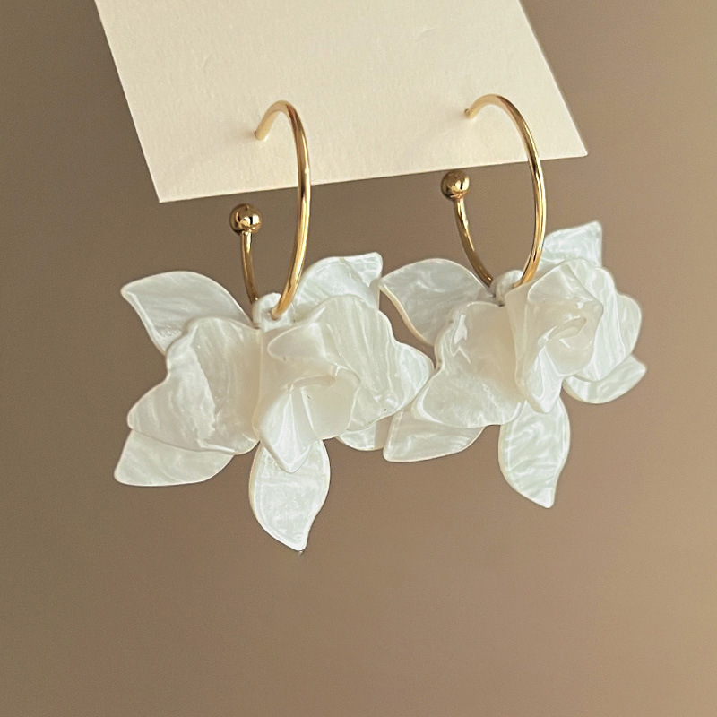 Flores dulces y elegantes transfronterizas, pendientes de perlas de amor, pendientes de estilo literario de moda de nicho, pendientes de todo fósforo con personalidad, mujeres