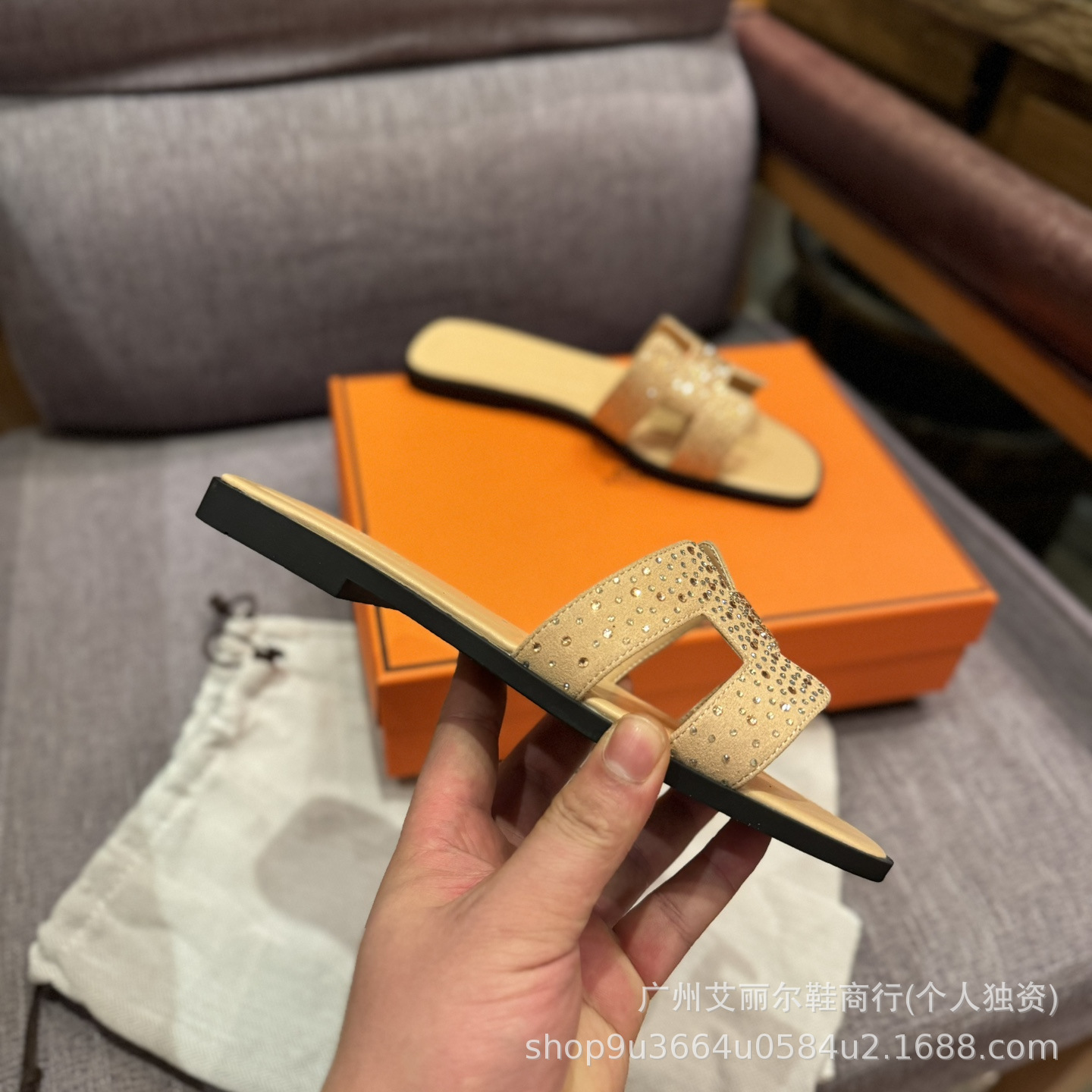 Europa y los Estados Unidos 2025 zapatos caseros de mujer una palabra fuera de H zapatillas de diamante de cuero plano playa casuales zapatillas frías tacones planos resistentes al desgaste