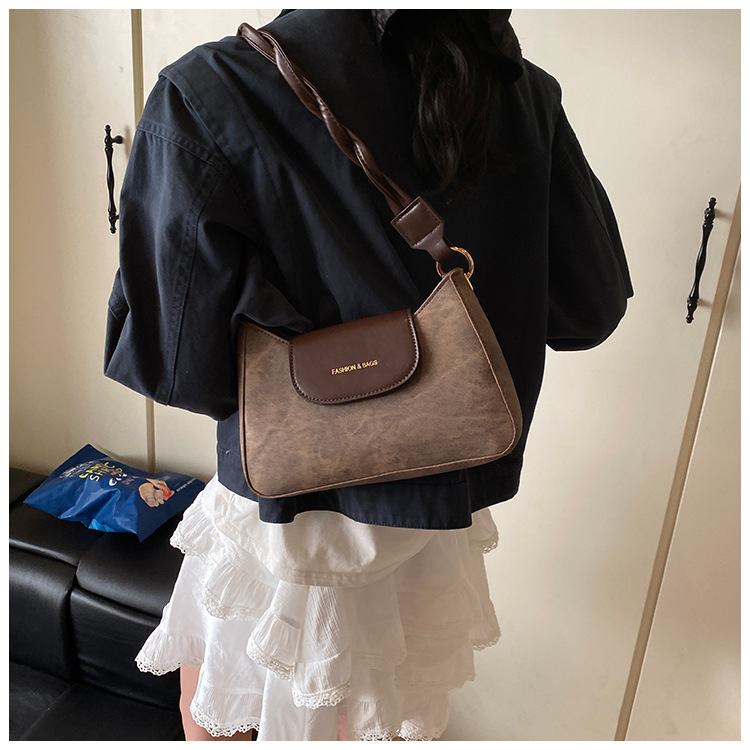 This year, new fashionable and trendy women's bags, casual crossbody underarm bags, commuting single-shoulder women's bags, and small square bags are in vogue undefined