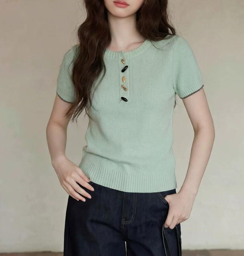 Áo thun nữ cổ tròn tay ngắn phong cách Pháp, thiết kế đơn giản phối màu tương phản, form ôm nhẹ, chất liệu mỏng nhẹ thoáng mát — Màu ảnh chi tiết 4