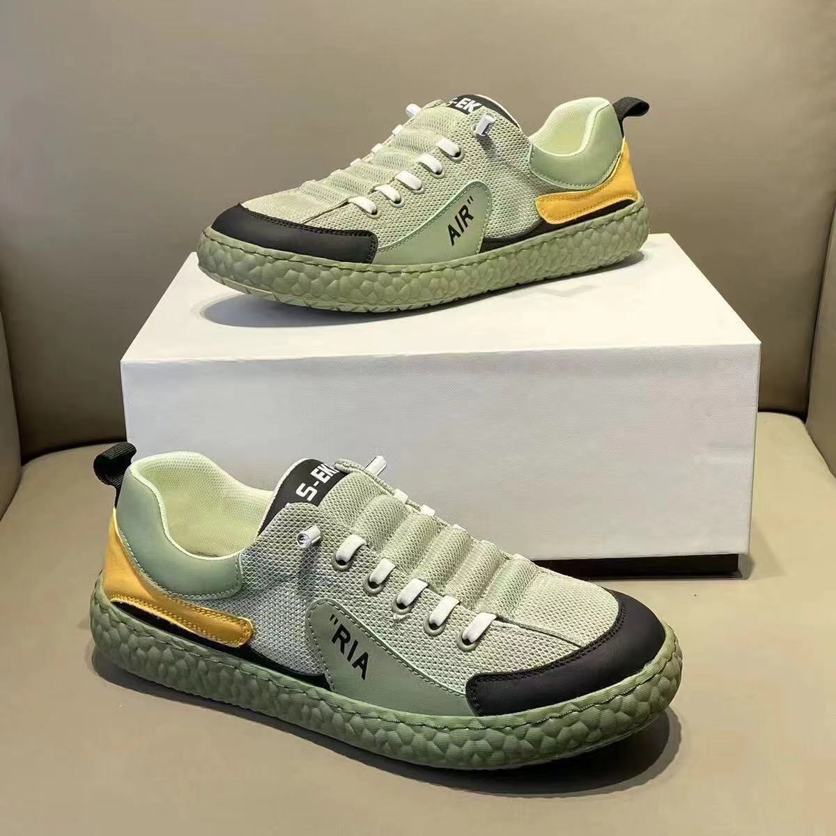 Zapatos de hombre verano nuevo color de contraste de malla respirable zapatos casuales para hombres con un pedazo suave zapatos de skate cómodo ligero al por mayor