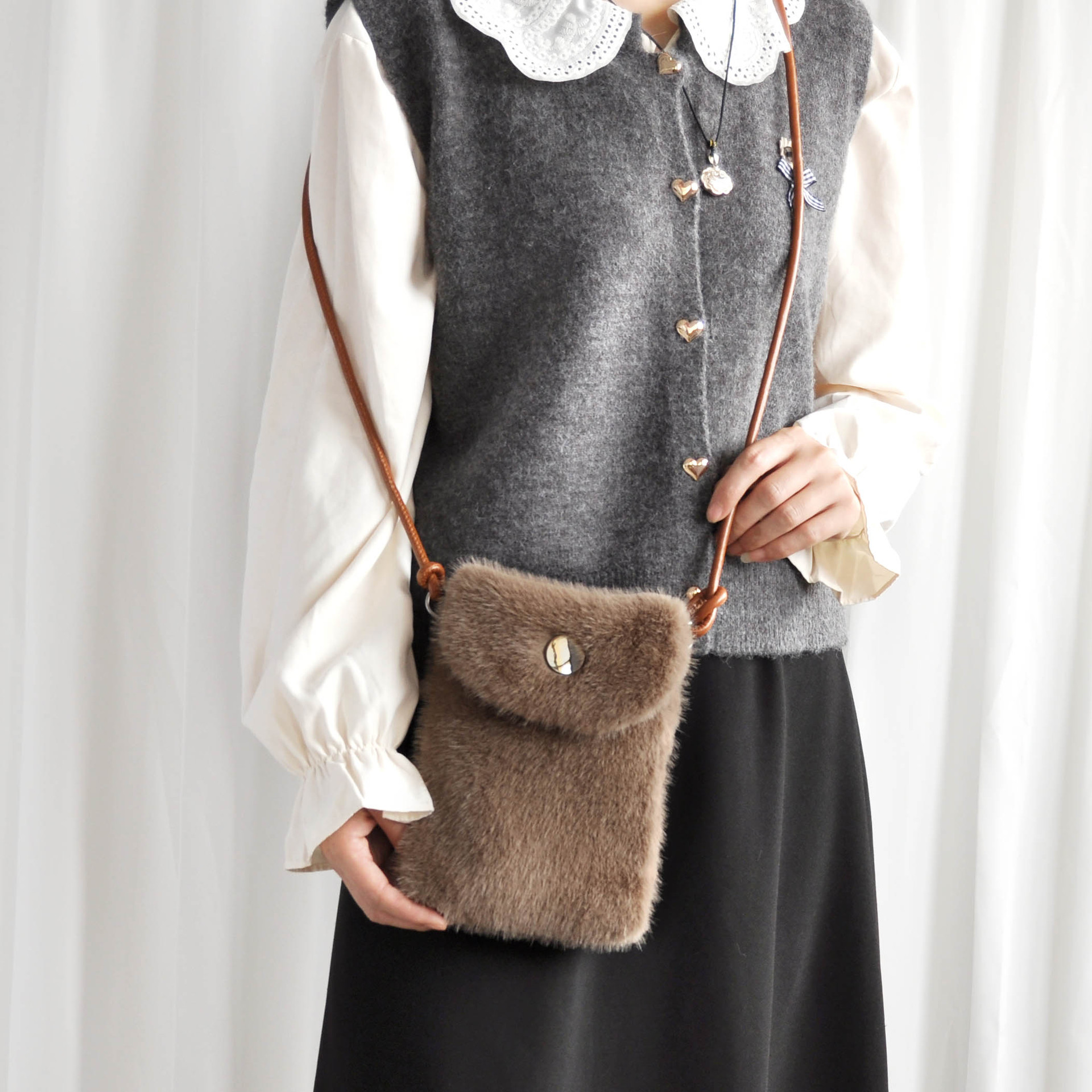 秋冬新款简约百搭洋气皮绳结仿貂毛翻盖手机包零钱包单肩包斜挎包