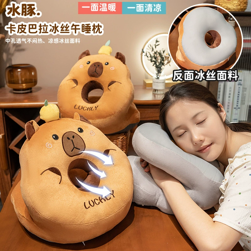 Ученики начальной школы спят на столе с артефакт обеденного перерыва