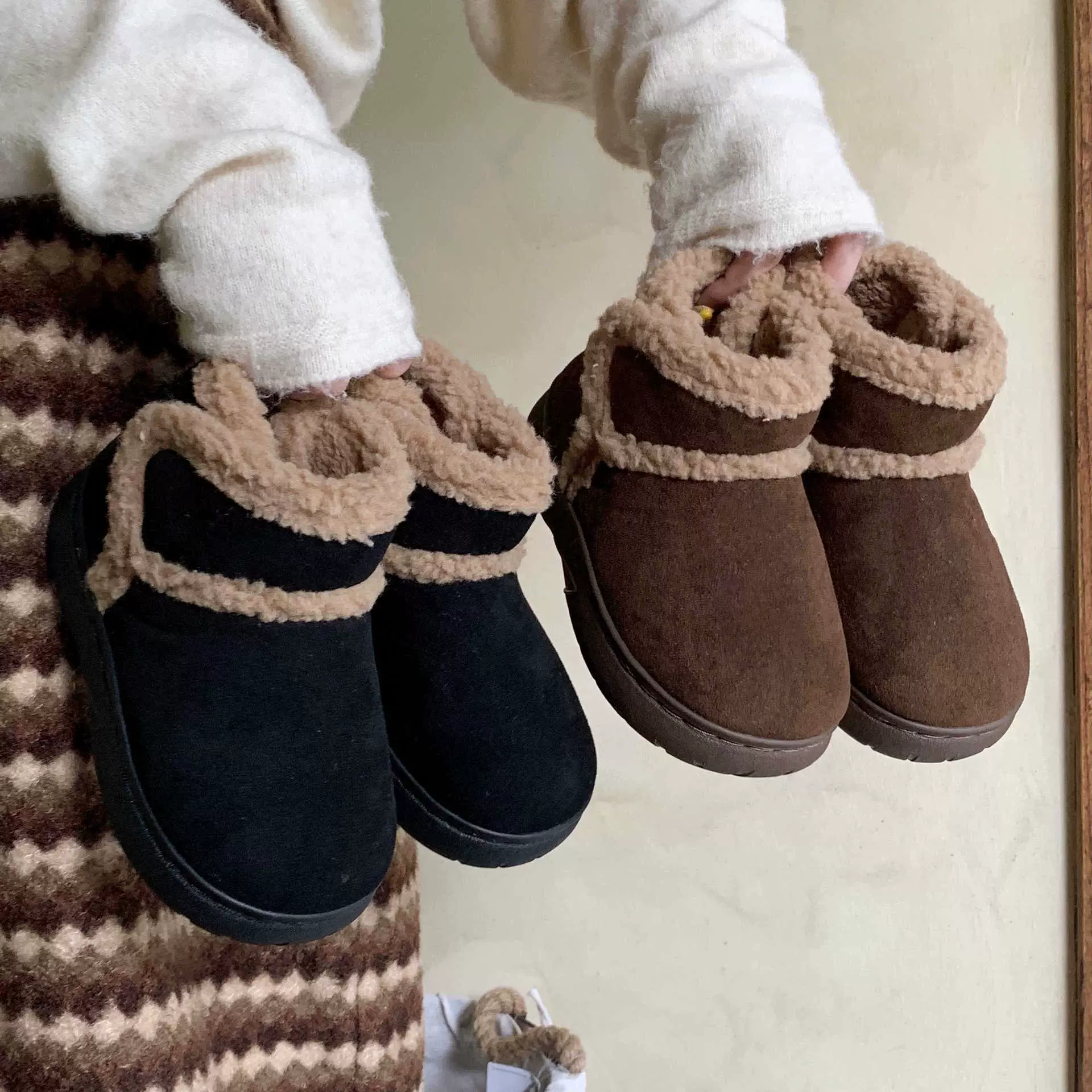 韩版时尚创意魔术贴雪地靴亲子冬季外穿复古羊羔毛加绒短筒棉靴女