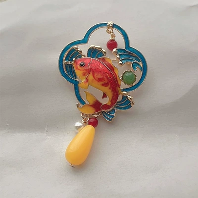 New Chinese-Style Imitation Enamel Koi Brooch, National Style Oil-Drip Imitation Jade Pin, Accessories for Qipao and Hanfu, Factory Wholesale (Yaxa sancaqları) - koi-blessing-brooch