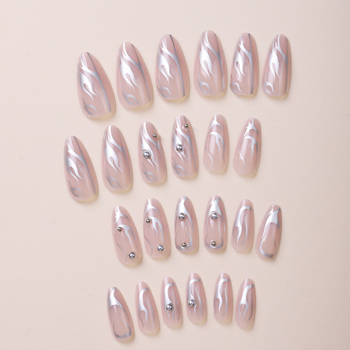 FUENTE Parche de uñas de desgaste de llama de plata de fábrica Parche de uñas de remache europeo y americano Parche de uñas falsas