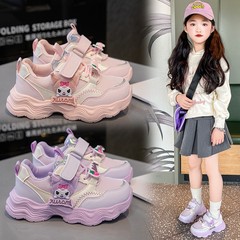 2025春の新型子供のお父さんの靴のファッションの学生の旅行の運動靴は軽くて通気性があります。