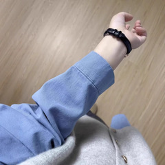 ツイルの青い長袖のシャツの女性の中には、馬のシャツを重ねて着て、今年はきれいなシャツの長袖の上着が流行しています