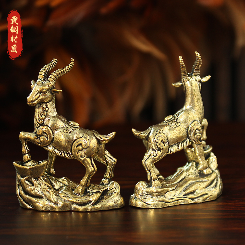 新款黄铜羊摆件踩元宝羚羊创意做旧生肖铜羊客厅茶桌铜工艺装饰品