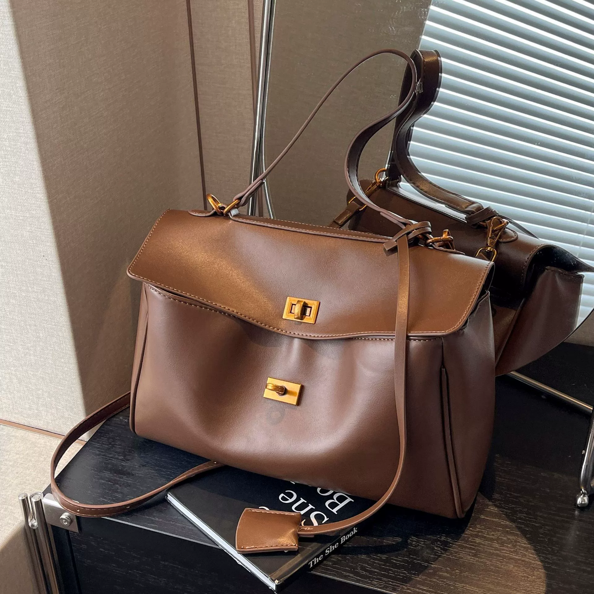 Capacious shoulder bag, universal one-shoulder bag for leisure, high-end