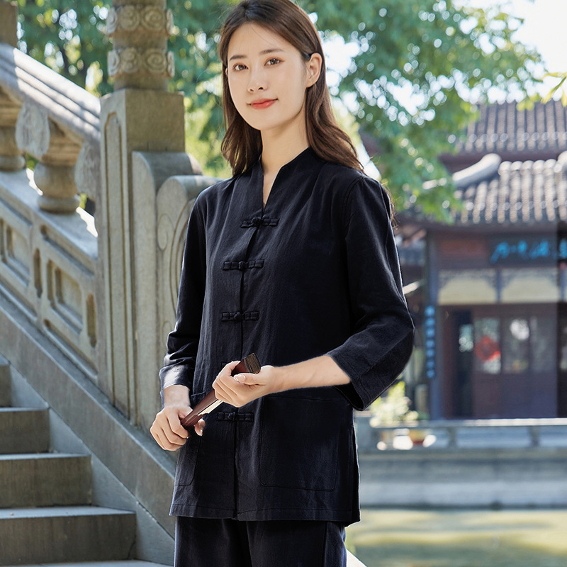 Черный женский костюм с рукавами три четверти.