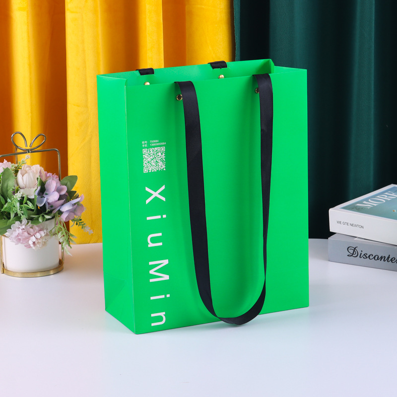 白卡纸礼品袋印做 购物服装手提袋覆膜彩印 外卖牛皮纸袋生产印制