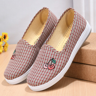 Middle-aged and elderly mom shoes spring new women's cloth shoes shallow mouth slip-on old Beijing cloth shoes square mouth women's shoes for delivery