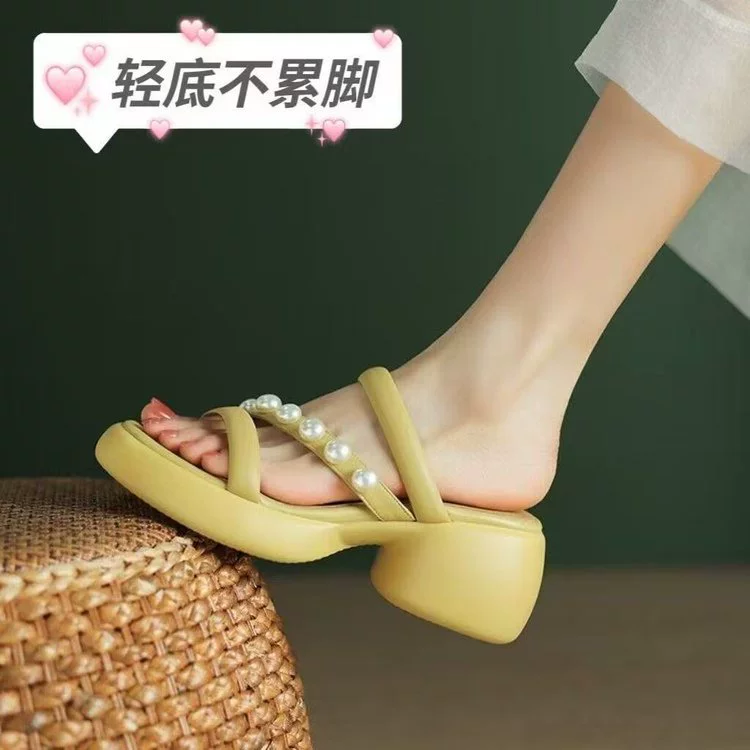 Готовые к внешней торговле женские сандалии с открытым носком на толстой подошве, модные уличные платформенные шлепанцы, новые летние бисерные шлепанцы 2025 года.