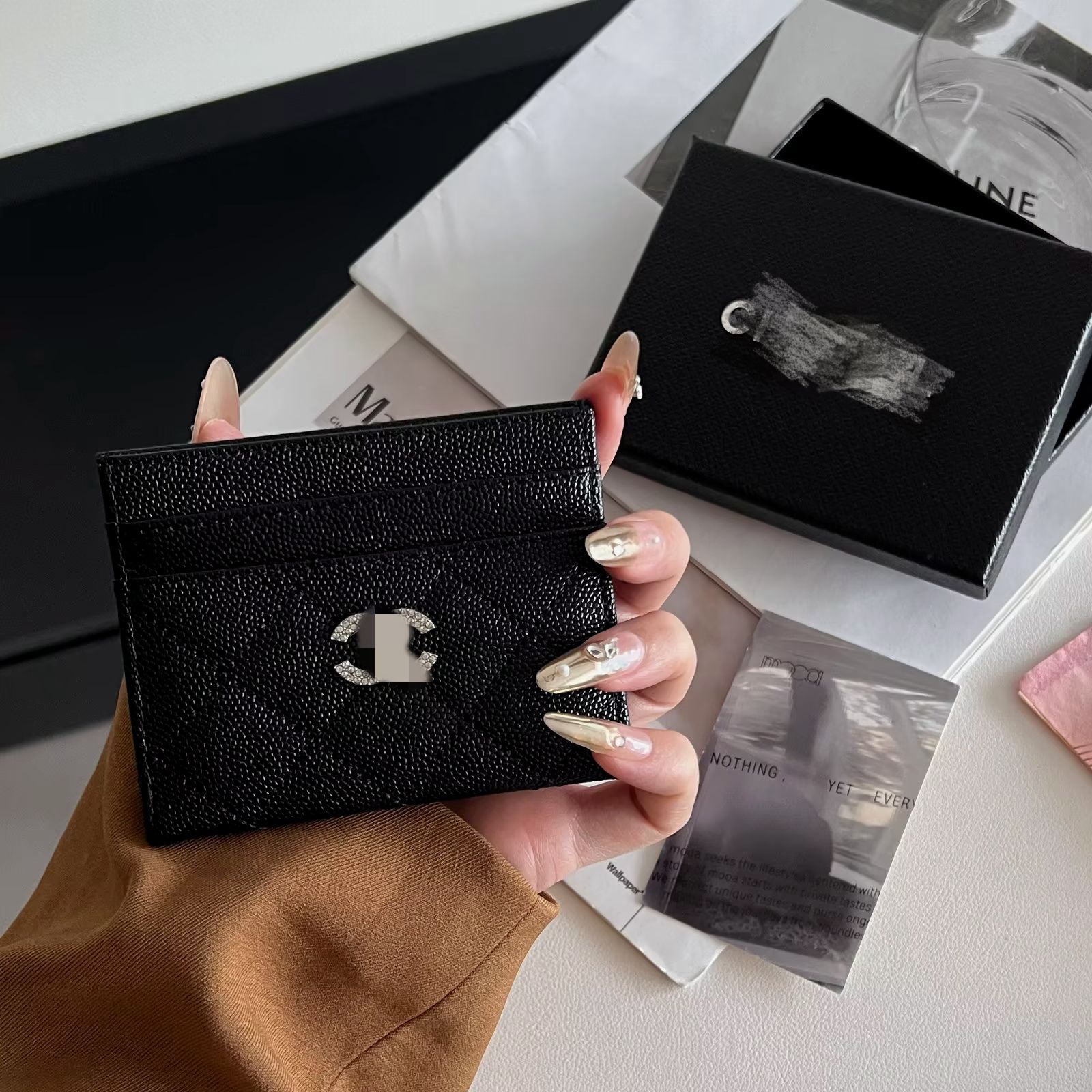 トレンディなブランドの高級カーラインカードホルダー、運転免許証、高級レザー、マルチデジタルトレンディなブランドヤングツリーフレグランススタイルダイヤモンドラベル