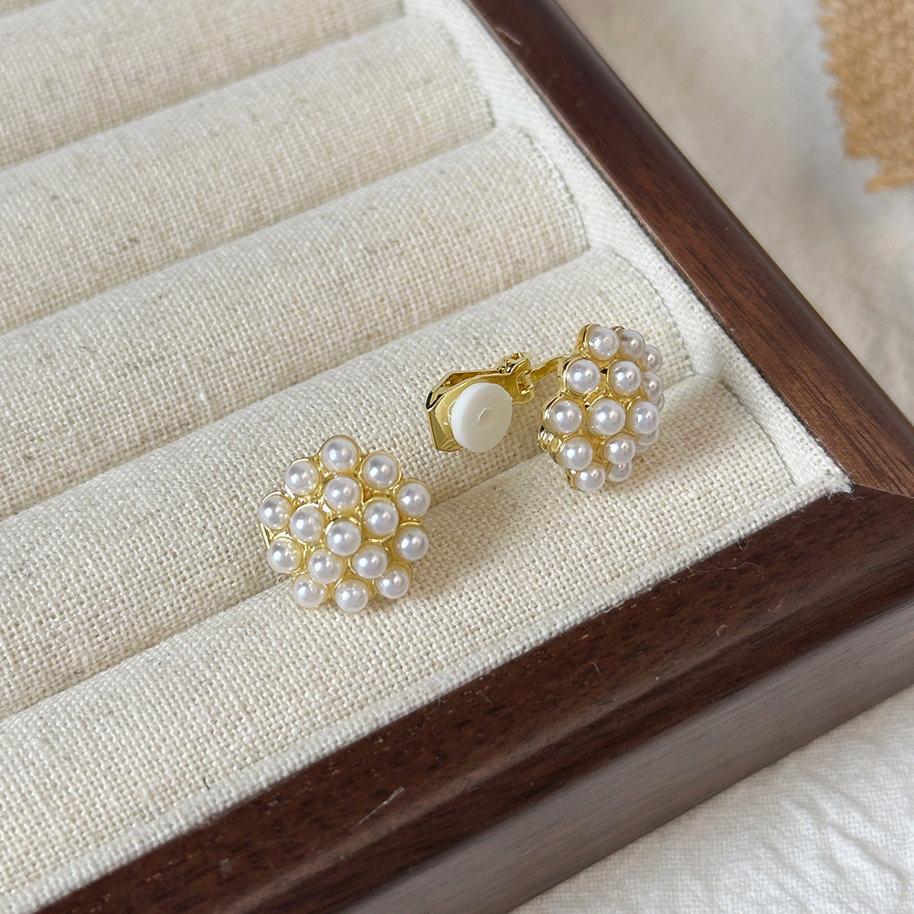 Versión coreana del temperamento de camelia, sin orejas perforadas, pinza para la oreja, flor de perla, tablero de ajedrez, pinza para la oreja triangular con diamantes, pendientes de nicho para mujeres