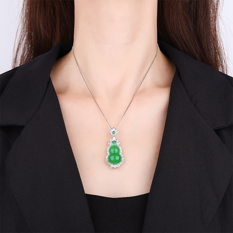 2024 nuevo colgante de joyería Zhuang Shengsheng con incrustaciones de collar de calabaza de calcedonia verde colgante de jade de temperamento colgante de mujer