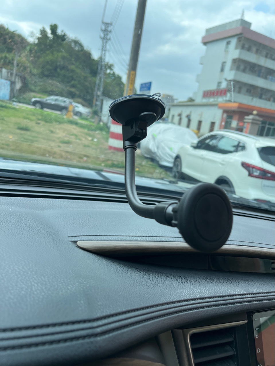 Multifunctional hose suction cup magnet car mobile phone holder universal navigation car supplies magnetic suction car holder factory