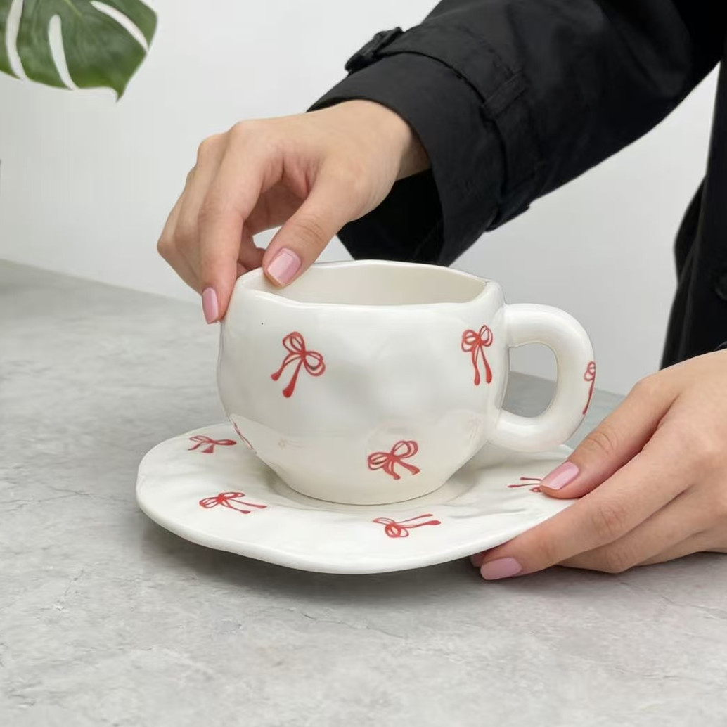 Estilo coreano inswind mano flor cerámica taza de café y plato conjunto taza de té de la tarde pequeñas flores pintadas a mano taza un plato