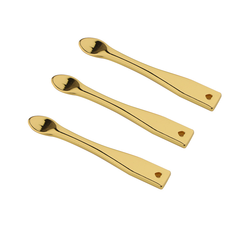 하트 모양의 구멍 아이 크림 스푼