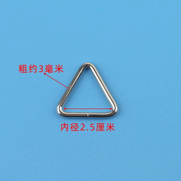 1 triangular buckle with an inner diameter of 2.5 cm and a thickness of about 3 mm