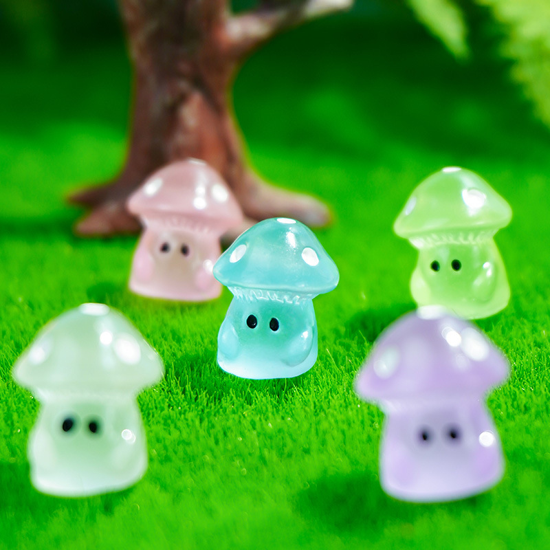 Decoración de micro paisaje nuevo mini resina luminosa hongo hombre pequeño modelo creativo lindo ojos color hongo pequeño