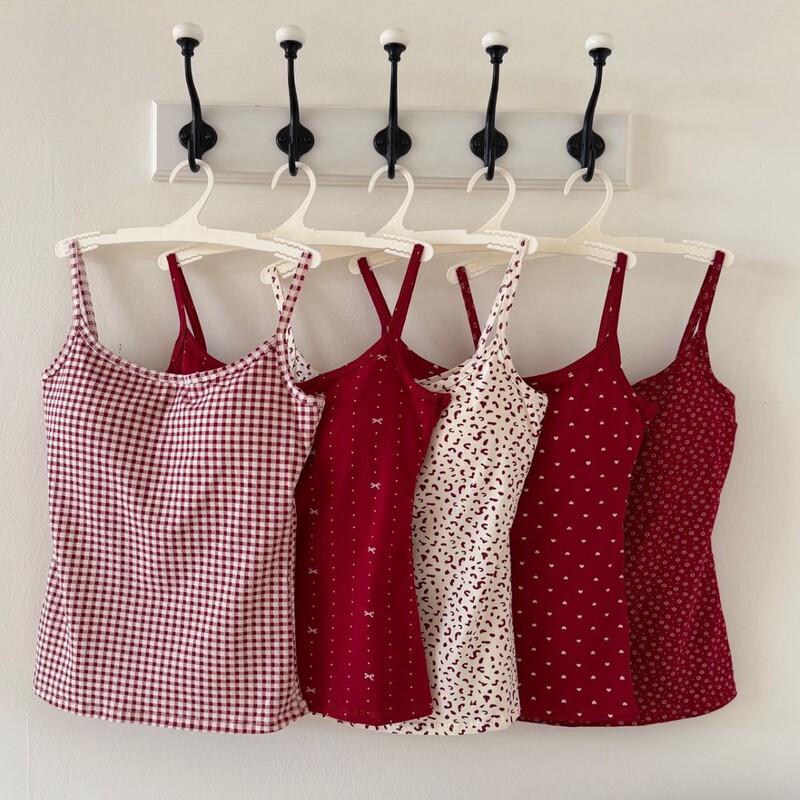 New Dopamine Hot Girl Print Red Camisole with Chest Pads, Beautiful Back, Slim Fit, Versatile Top for Women New Dopamine Hot Girl Print Red Camisole with Chest Pads, Beautiful Back, Slim Fit, Versatile Top for Women