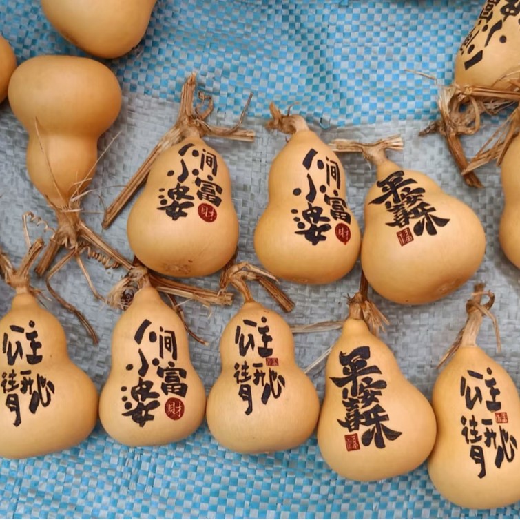 5~ 6cm 큰 통통한 부두에는 수도꼭지와 베이스로 다양한 상서로운 패턴이 새겨져 있습니다.