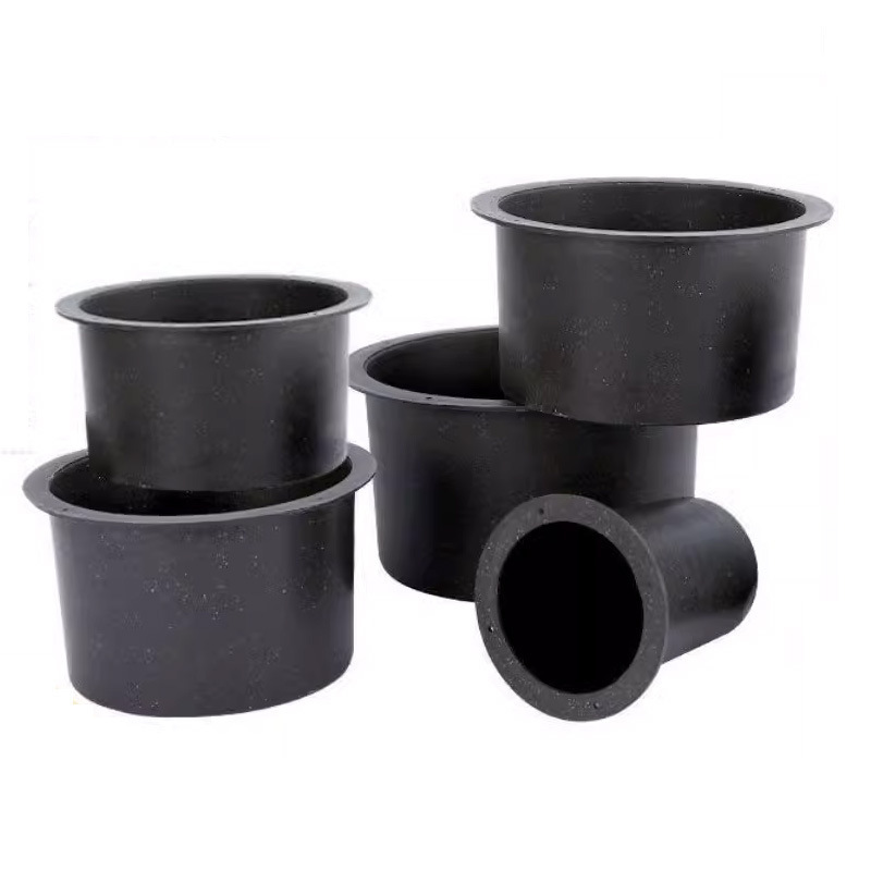 Pvcは小さな黒い桶のプラスチック桶を埋めて、一度に開口部の金型工事を予約します。|undefined