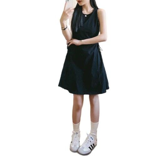 Black sleeveless tank top dress for summer 2025, featuring a salt-style street style design, off-shoulder, slimming, dairy-inspired, suitable for petite figures, A-line short skirt.