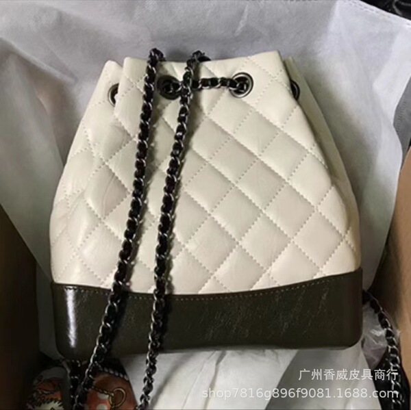 Capacious retro one-shoulder bag with diamond pattern