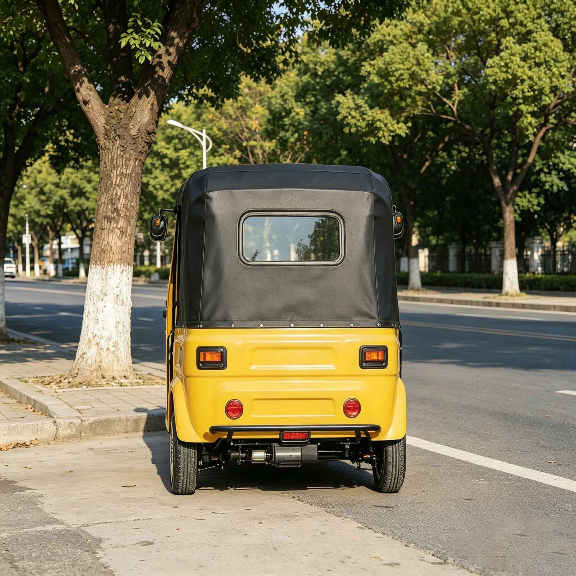 Yellow Fully Enclosed Passenger-Dragged Tricycle for Southeast Asia and Africa Cross-Border Passenger Transport, Export for Foreign Trade, Passenger-Carrying