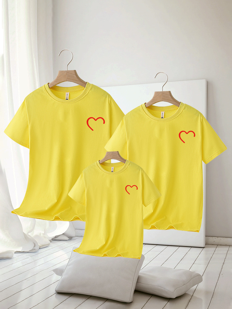 Conjuntos Familiares a Juego de la Familia Klein para una Familia de Tres Personas, Conjuntos Familiares con Estampado de Corazones a Rayas de Verano, Uniformes Escolares Nuevos para el Jardín de Infancia 2025