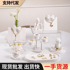 石膏のシンプルなアクセサリーの展示棚の置物の装飾の道具の宝石のトレーのイヤリングのネックレスの展示棚