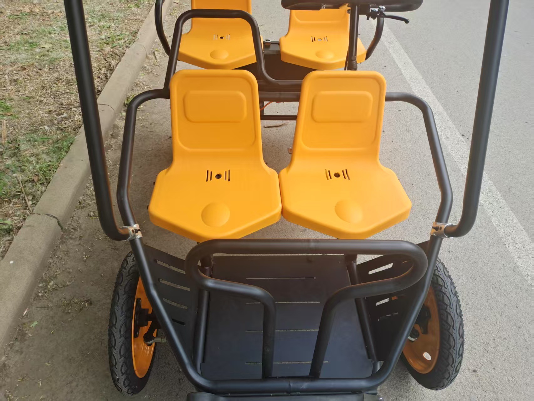 The new Bondson four-seater four-wheel pedal car can assist the scenic area's scan-code system four-wheel sightseeing vehicle