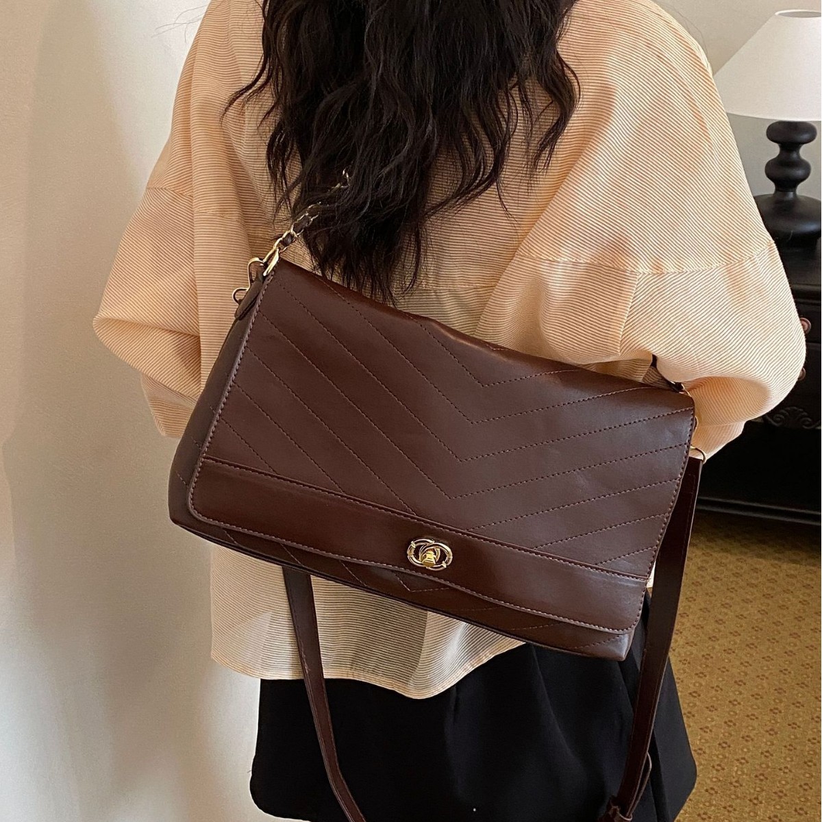 Xiaoxiang Lingfeng chain cross-border mochila bolso de hombro de moda europea y americana de viaje diario bolso de cerradura de comercio exterior