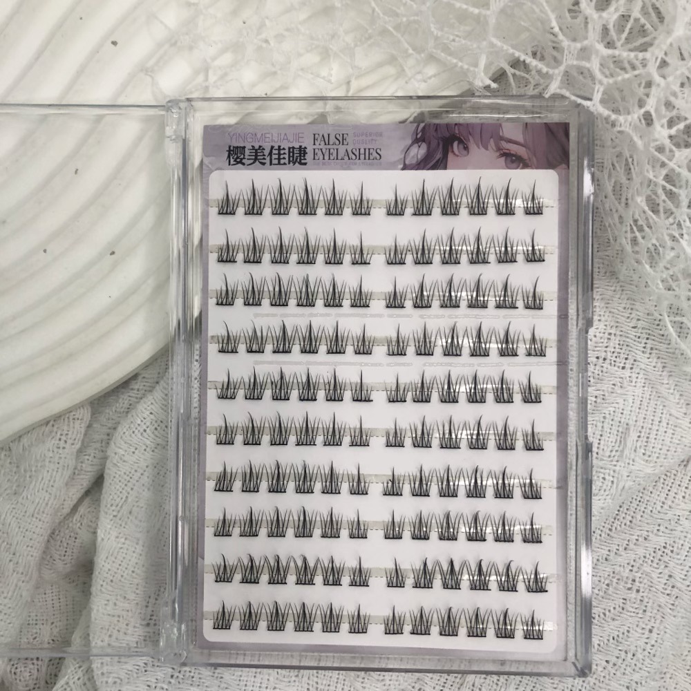 Los viejos clientes disfrutan exclusivamente de flores de sol sin pegamento clásicas de moda ampliando las raíces de ambos ojos con pestañas falsas de simulación segmentadas claras.