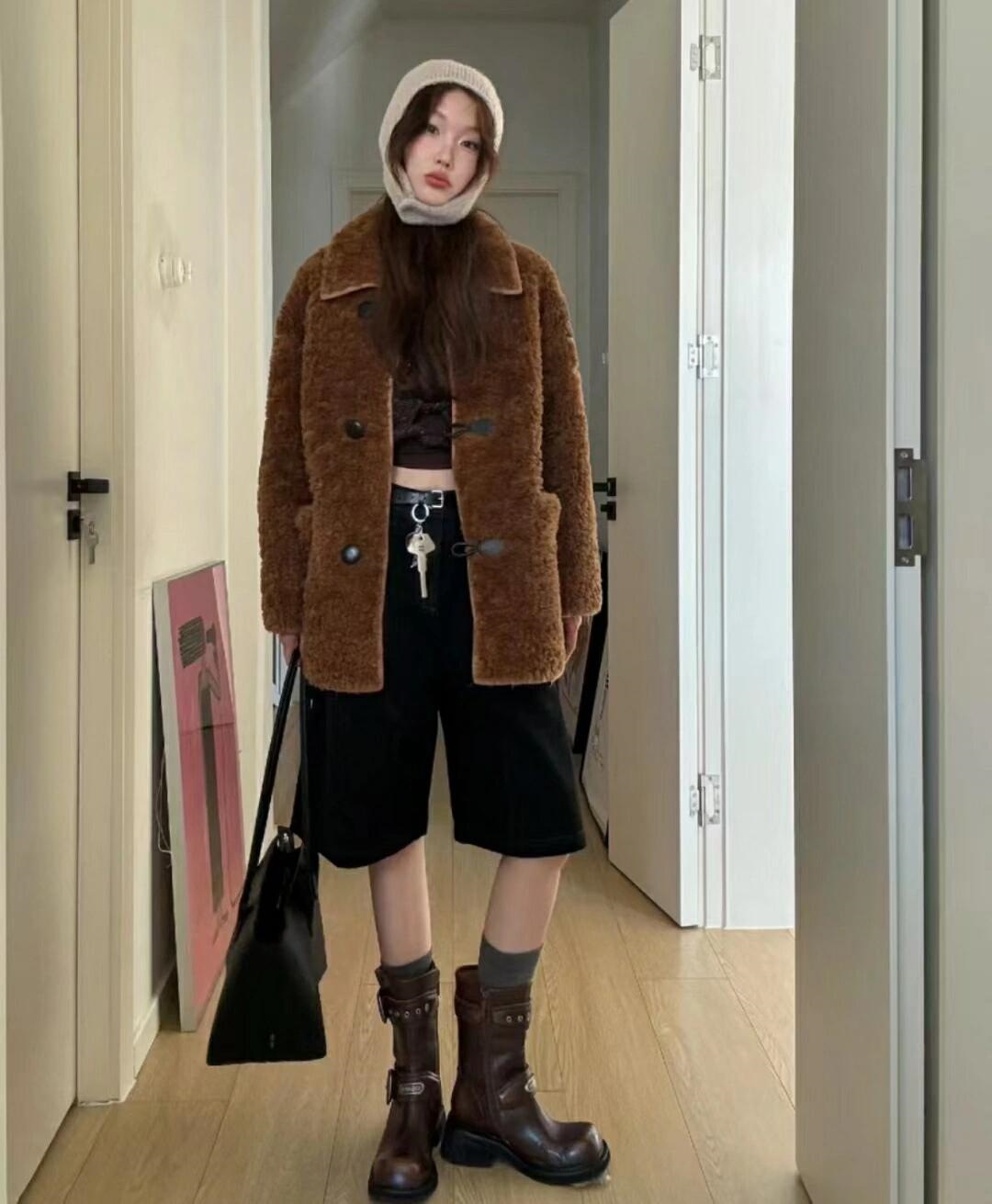 Stile da ciclista, progettato specificamente per le donne, realizzato in tessuto denim, con fibbie in metallo e vera pelle in stile western._voghion.com