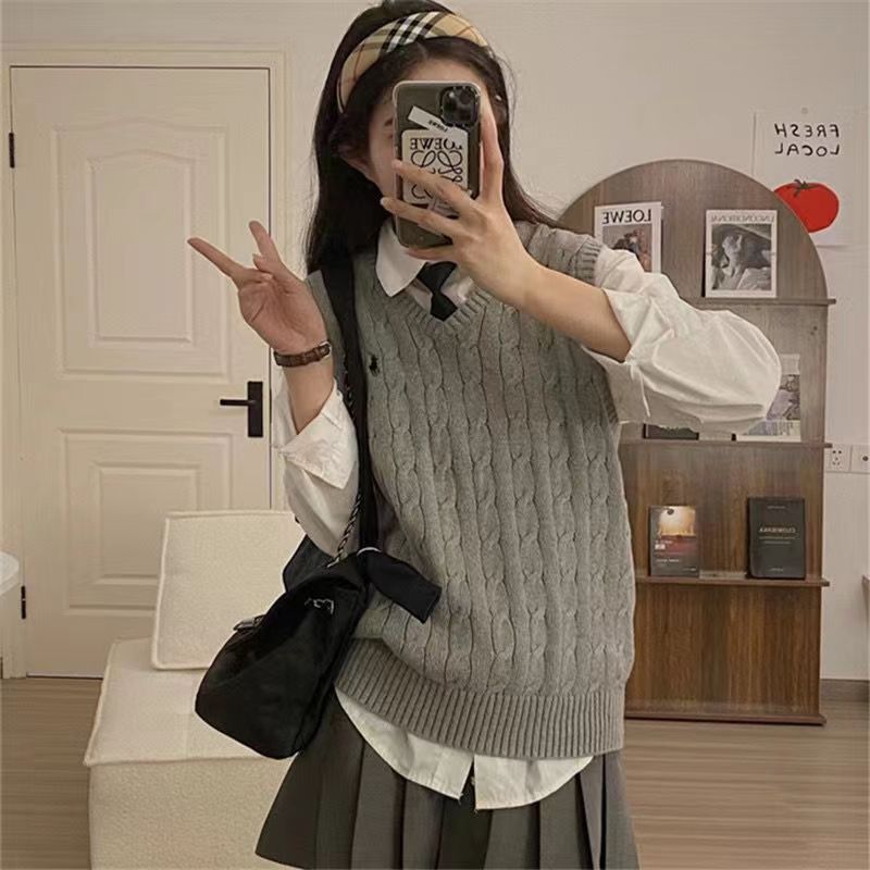 Old Qian Feng Pony Embroidered Pure Wool Twisted Sweater V-neck Sleeveless Vest Vest Waistcoat Sweater for Women Old Qian Feng Pony Embroidered Pure Wool Twisted Sweater V-neck Sleeveless Vest Vest Waistcoat Sweater for Women