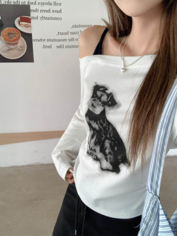 白色小狗字母印花单肩带设计感长袖T恤女初秋斜角肩褶皱露肩上衣|undefined