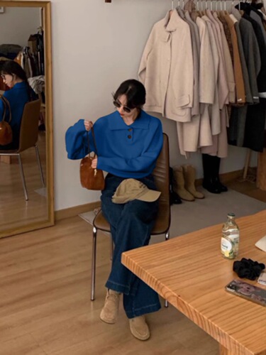 High-end blue lapel long-sleeved knitted base layer shirt for women—autumn and winter, loose-fitting short sweater, perfect as an inner layer for a stylish little top.
