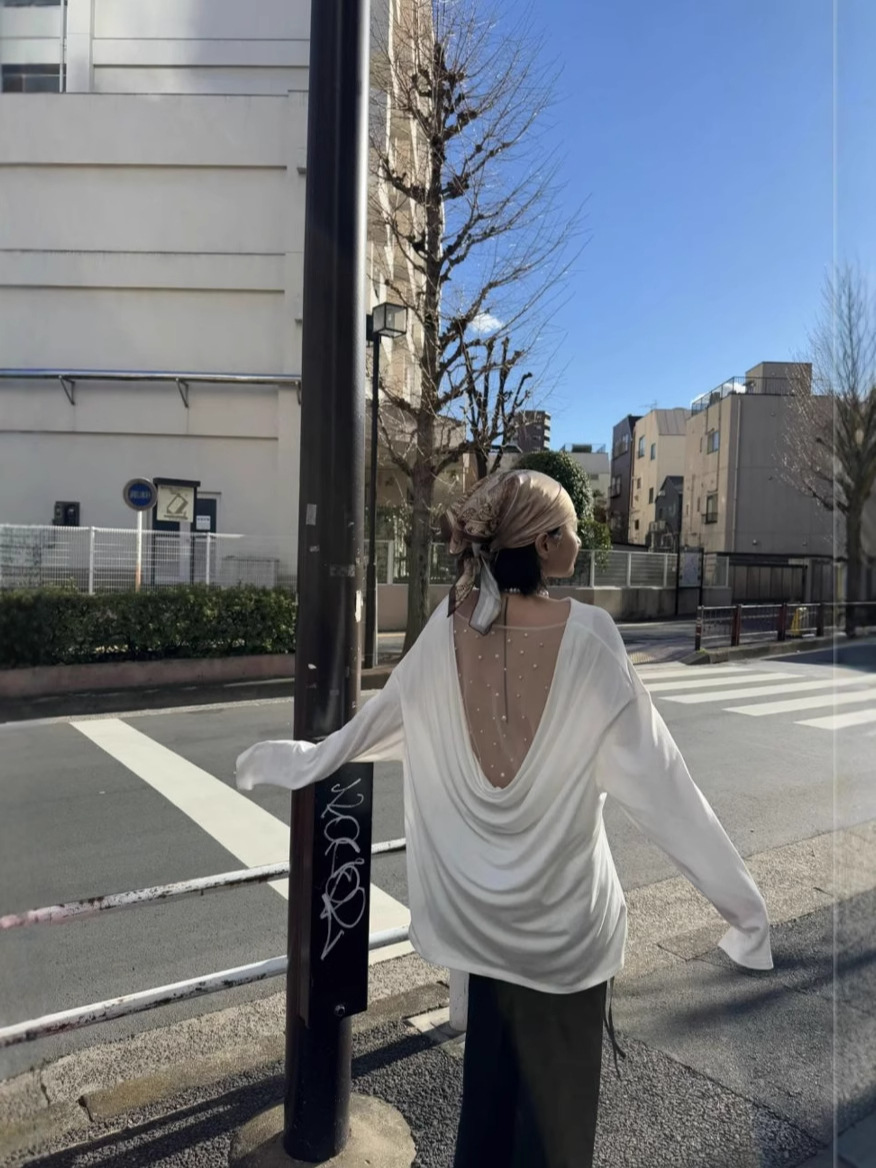 Las lágrimas de la perla de la mujer de la camiseta de cuello swing de back-end de la camiseta de malla de primavera de 2025